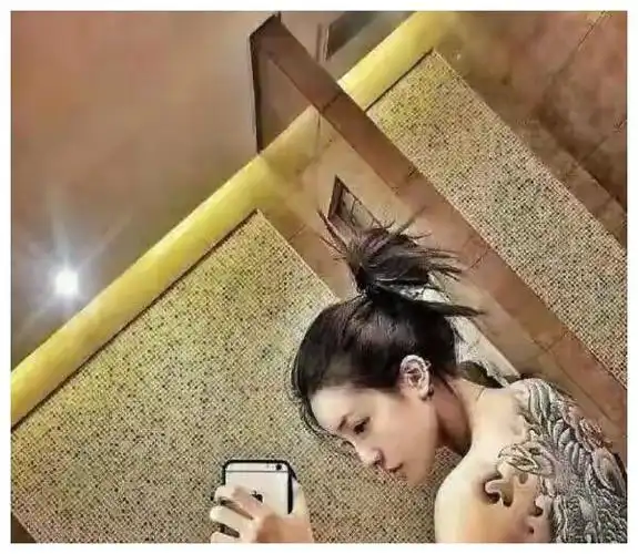 据悉,喻言还是学生的时候就出口成脏,沾染了各种坏习惯,还有纹身,俨然