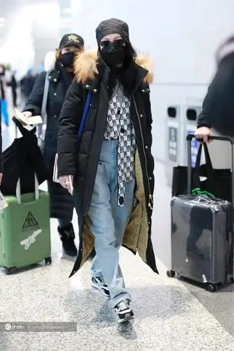 街拍张韶涵黑色羽绒服格纹衬衫牛仔裤混搭风十足