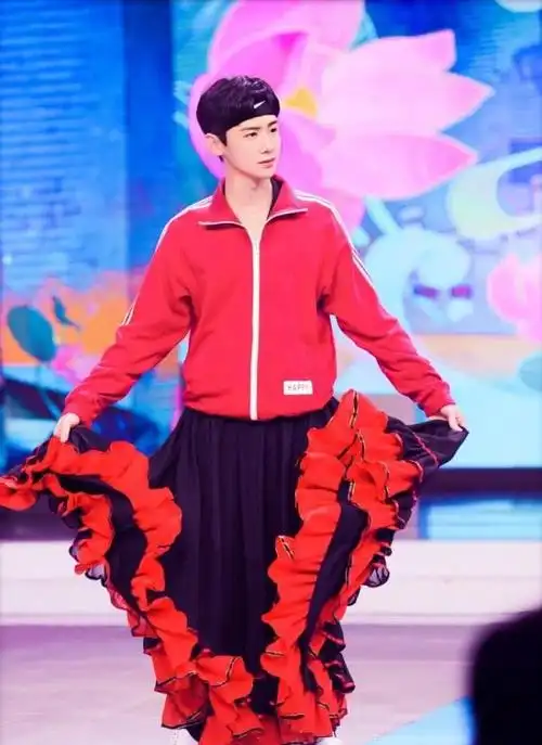 白敬亭在快本穿蓬蓬裙化身小可爱对何炅撒娇动作好萌呀