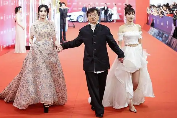 2016年6月11日,上海大剧院,成龙牵着范冰冰和张蓝心走上红毯.
