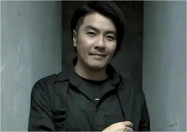 7位过气歌手摆摊卖唱靠粉丝接济患精神病心酸各有不同