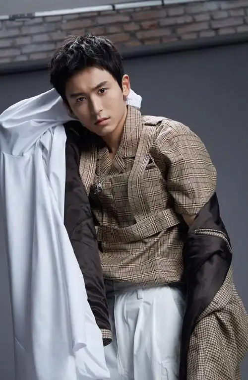 张哲瀚清冷帅气写真大片29