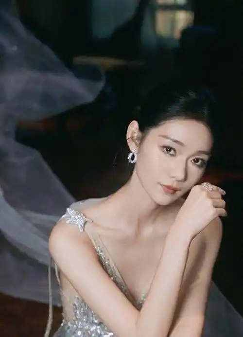 段奥娟身穿流苏礼服尽显优雅与自信,红毯上的举止让人赞不绝口_气质