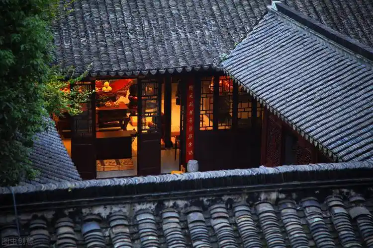 天井作为徽派建筑的特色风格,在正堂和门厅之间形成一种过渡的秀逸