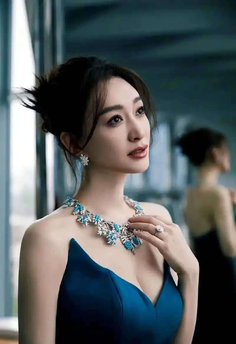 李小冉出席活动,穿一条蓝色渐变抹胸长裙,优雅大方又迷人!