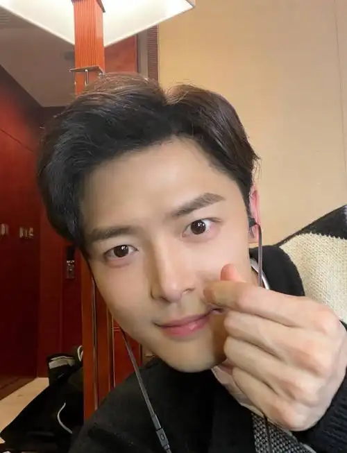 30号付辛博直播的自拍比他微博发的正常多了