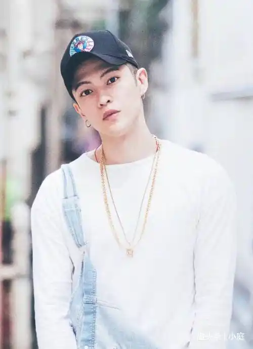 邓紫棋的男友mark,职业是明星造型师,身高180长相帅气.