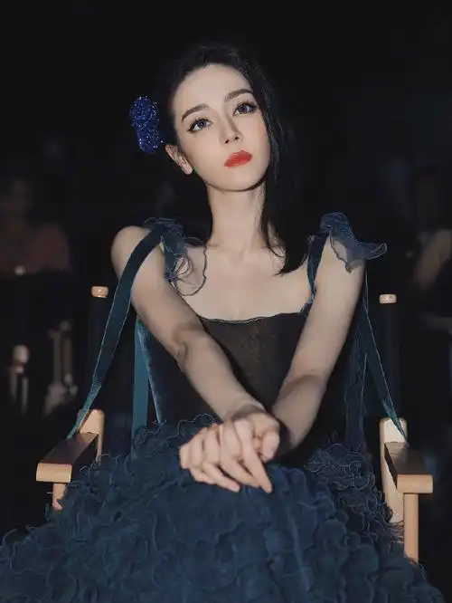 迪丽热巴第二套礼服造型