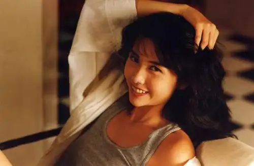 性感女神邱淑贞爱女白背心搭短裙,秀九头身好身材,网友叹不公平