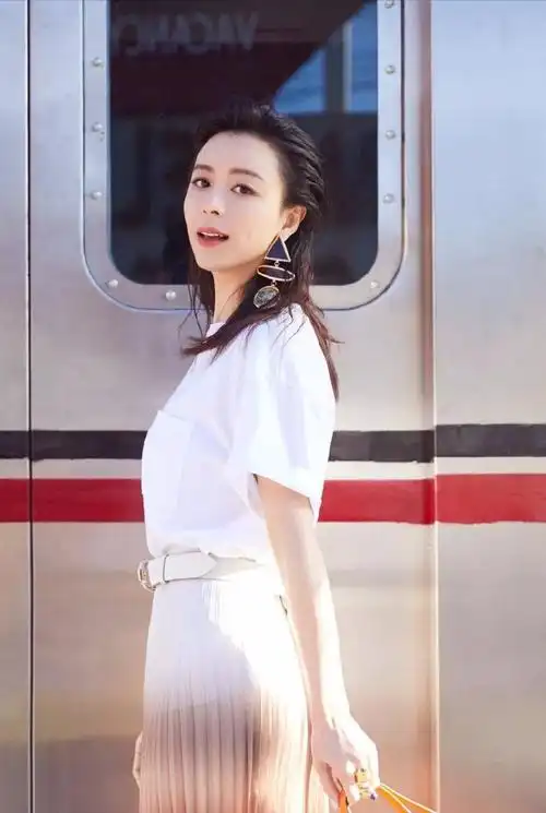 "章子怡接班人"39岁张静初抹胸连体裤尽显好身材,不愧气质女神