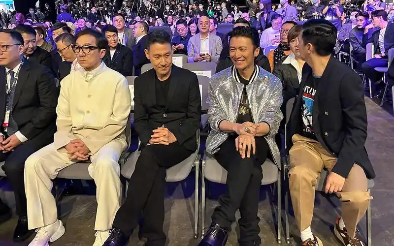 天王巨星世纪同框!成龙张家辉社交不断,张学友谢霆锋好社恐