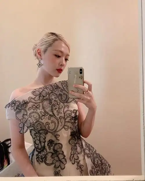 崔雪莉社交媒体晒杂志拍摄花絮 着礼服裙大秀婀娜曲线【组图】【3】