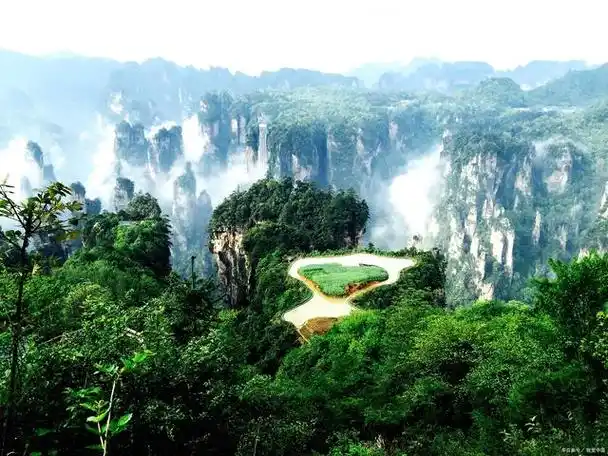 探索武隆:发现中国最美的自然和人文景点