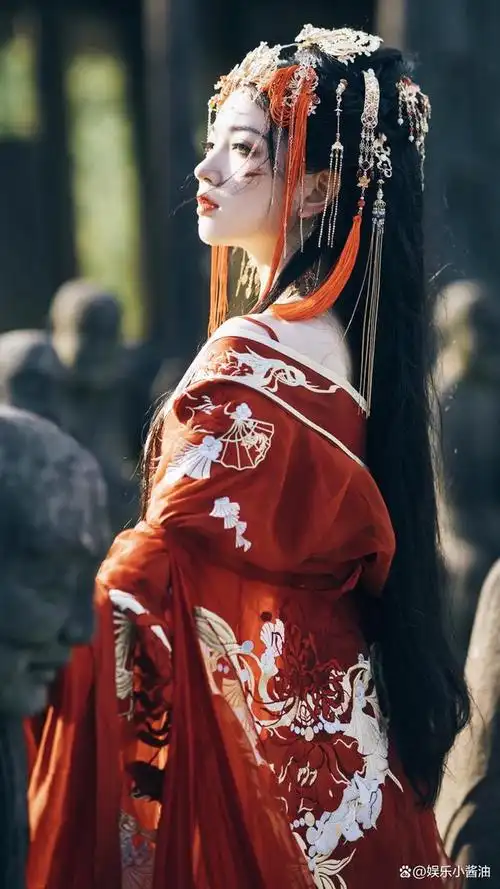 代露娃古风红衣造型妖艳又带感,烟熏妆容太抢镜!