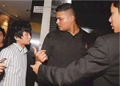 霍启中 哈哈   和旁边的形成鲜明对比