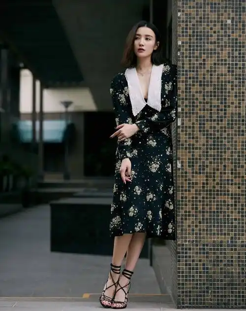 原创宋佳终于美回来了穿吊带连衣裙时尚又清新女团身材真的绝了