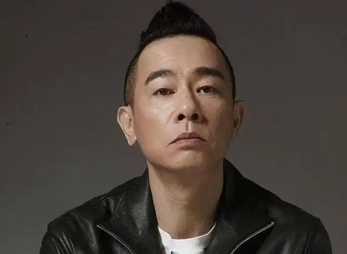 陈小春晒全家福,皮肤松弛皱纹明显引发热议,评论区留言却很暖心