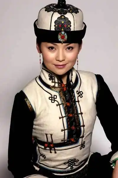 而蒙古草原也因此被誉为是音乐世界的天堂,从那里走出来的歌手,声音也