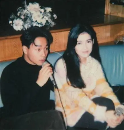 【图】周慧敏张国荣合照看哭网友 哥哥逝世13周年女方晒旧照缅怀
