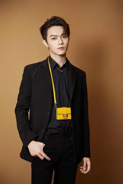 许凯黑色西装搭亮黄小包吸睛十足背头造型衬托眉眼优越