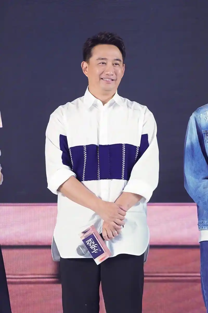 年龄不算大,但是因为是易胖体质,一直在和体重作斗争的沙溢,看起来并