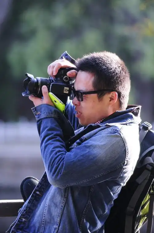 八大关里拍照人