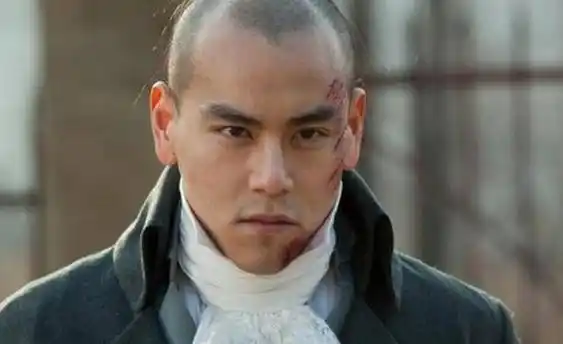 对自己的头发早就不是很在意彭于晏,光头形象更能展现他型男的凶狠