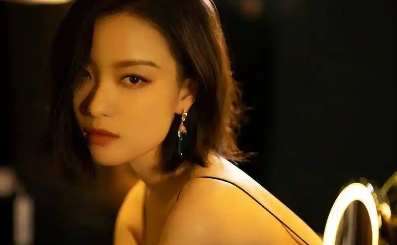 原创倪妮这条小黑裙太妩媚了我一个女生看了都觉得很勾人