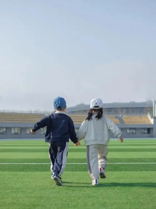 兄妹俩手牵手奔跑的背影真心治愈谢谢你们结伴而来有跟我一样喜欢拍