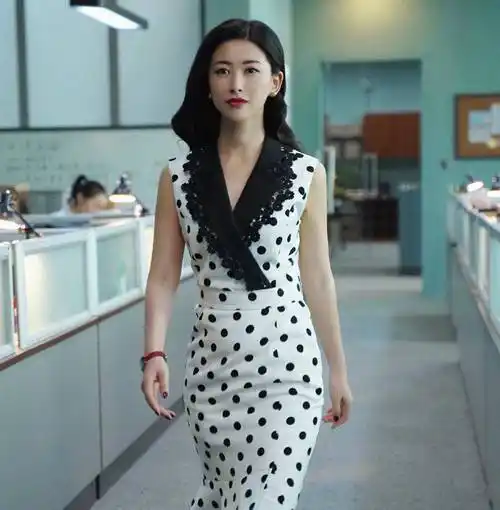 38岁朱珠穿透视装秀身材纤细小蛮腰十分性感脸上酒窝很是抢镜