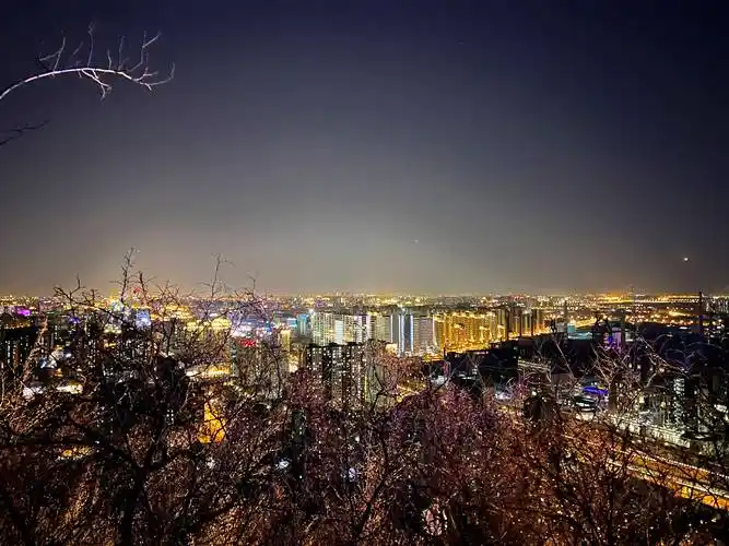 这里的夜景可以媲美西山鬼笑石,而且比较小众,游客并不多