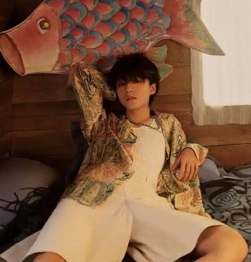 有种烦恼叫王俊凯拍照,为了配合学员身高,脚上鞋子引热议_时候_图片