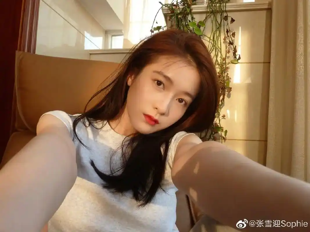 张雪迎 #笑容最治愈的女孩 阳台博主的自拍05每一个都是头 - 抖音