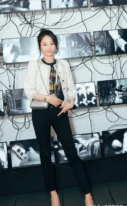 一身黑色西装式连体衣显干练,尽显精致女神范_白百何_服装_时尚