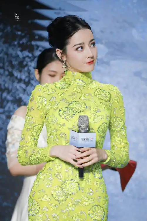 迪丽热巴金色露背旗袍造型