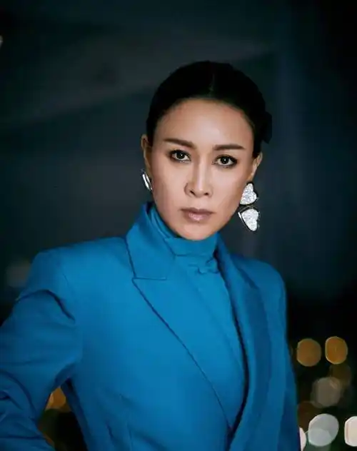 原创那英52岁还这么活泼穿撞色大衣内搭黑色套装帽子东北范儿十足