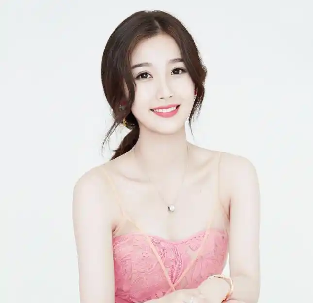 25岁坐拥百亿家产,和王思聪夜店疯玩,虞书欣到底有没有公主病?