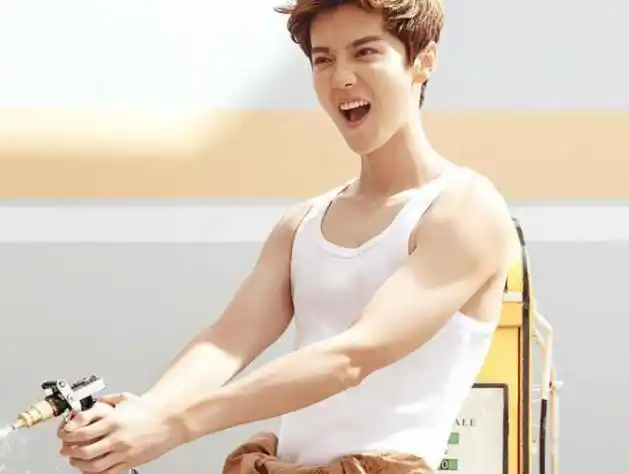 鹿晗大秀8块腹肌,身材让人羡慕,终于不娘了