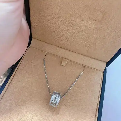 图1宝格丽满钻回形针,图2卡地亚love手镯图3卡地亚love戒指图4梵克