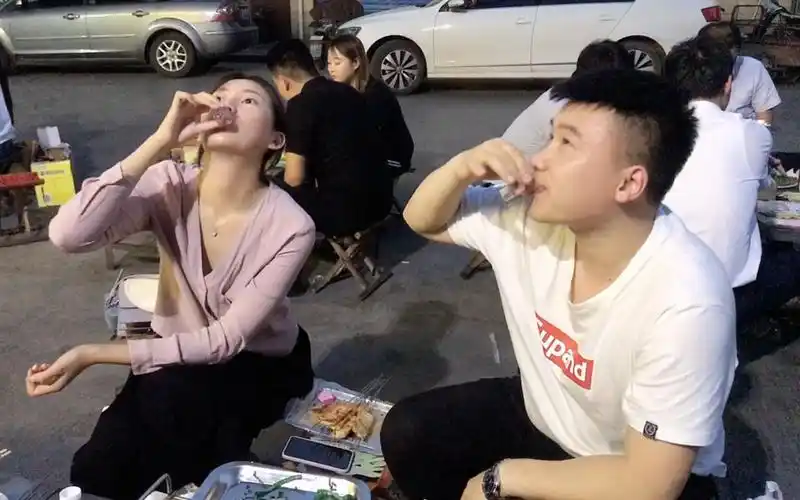 小酒妹开启夜生活模式,带员工去路边吃烧烤,喝晕了两个男同事