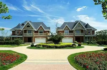 紫玉山庄不仅位于北京市中心住宅区,而且环抱千亩翠绿,既占地利,又享