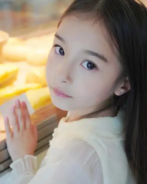 看到妈妈的化妆品,我就想要偷偷涂一下,照着镜子做鬼脸