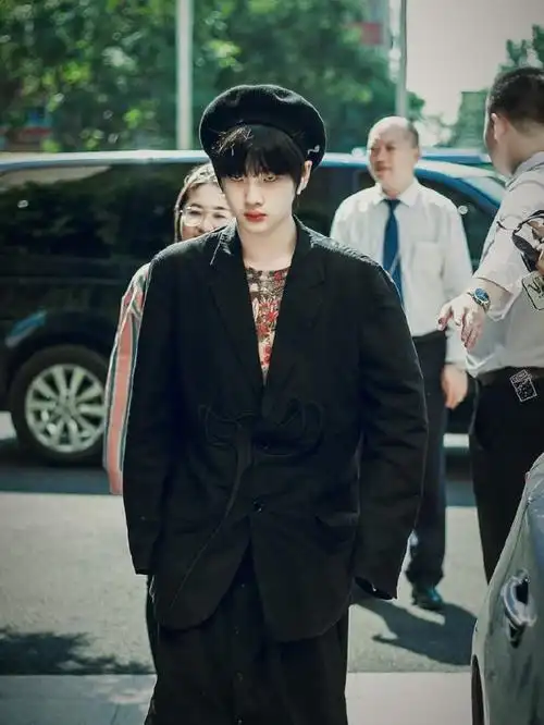 172cm周震南,穿"裙裤"西装耍帅,鞋子却暴露了可爱本质!