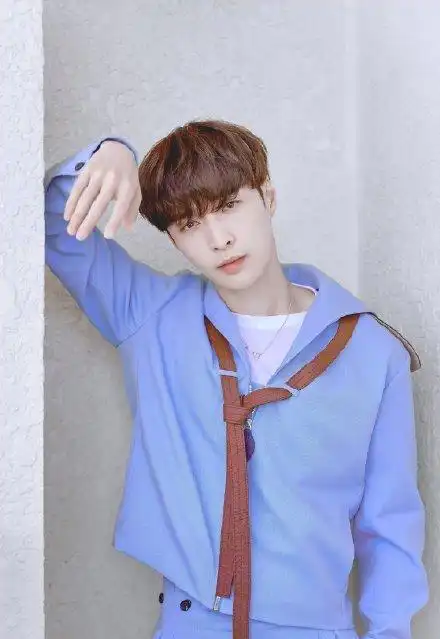 张艺兴身穿蓝色水手服,深情献唱《青春颂》,好好听,爱你吆张艺兴