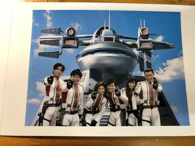 迪迦奥特曼胜利队合影迪迦奥特曼纪念照胜利队合影高清版带相框乳白色