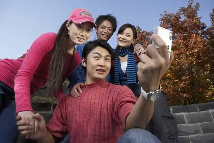 四个年轻人正在长城上自拍留影