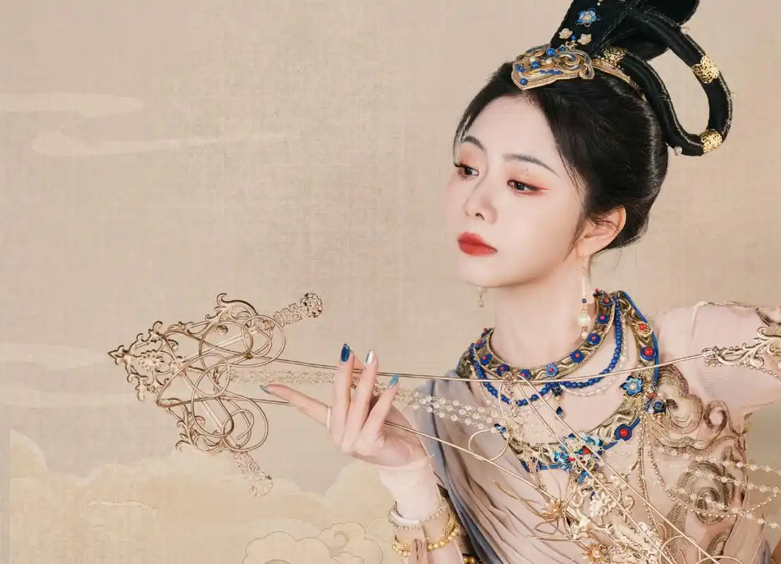 谭松韵古风;化身瓷壶上的胡姬