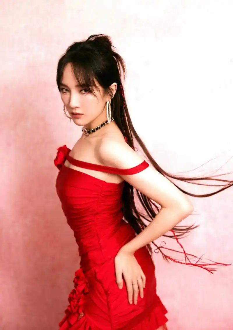 孟佳紧身红裙秀性感身姿,妖娆妩媚魅惑气息浓郁,让人欲罢不能!