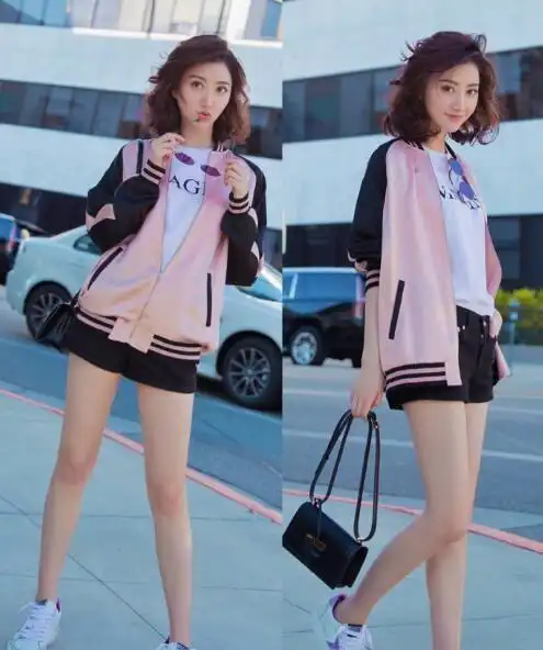 32岁景甜越来越美了,黑色皮质外套搭配黑色连衣裙,优雅又大气!