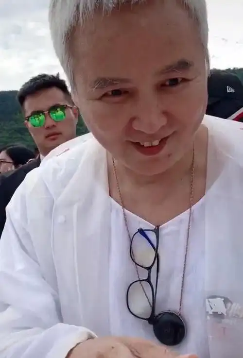 同样的也是白色防晒衣,但是林瑞阳白色的头发十分的抢镜,而且面部看